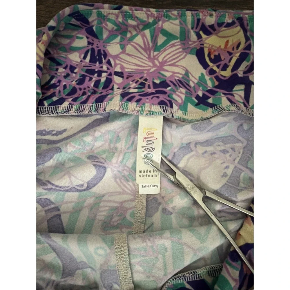Lot 5 LuLaRoe Tall & Curvy Leggings Floral Geometric Flamingos Stars Hearts EUC - Picture 12 of 12